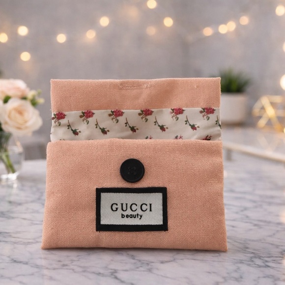 Gucci Beauty Mini Bundle – Bloom Travel Spray, Lipstick, Comb & Pouch - Picture 3 of 6